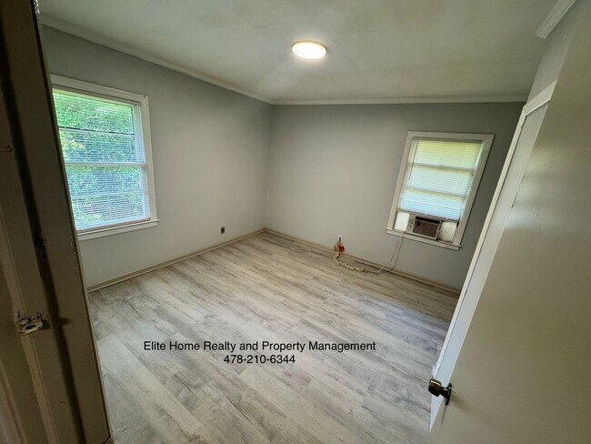 Building Photo - 327 Woolfolk St