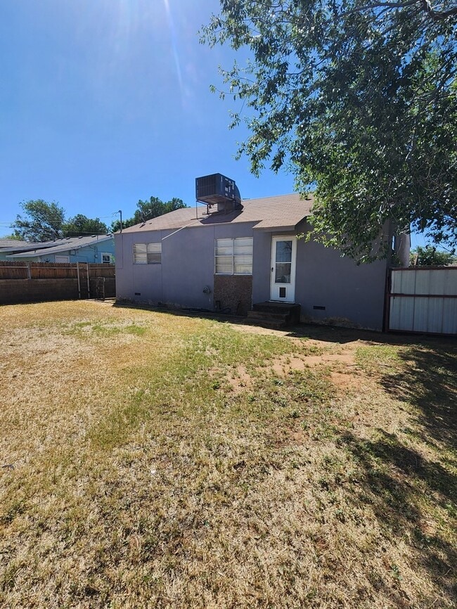 Building Photo - 2 bed 1 bath home, 1 car garage