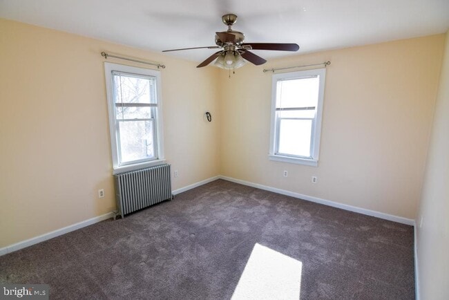 Building Photo - 1071 W Bristol Rd