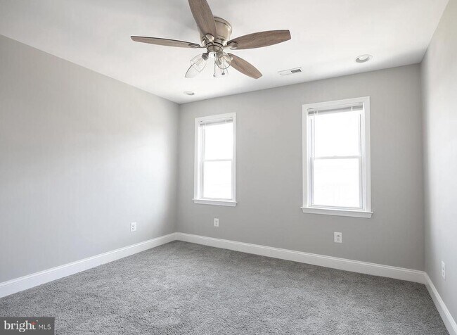 Building Photo - 2624 Llewelyn Ave