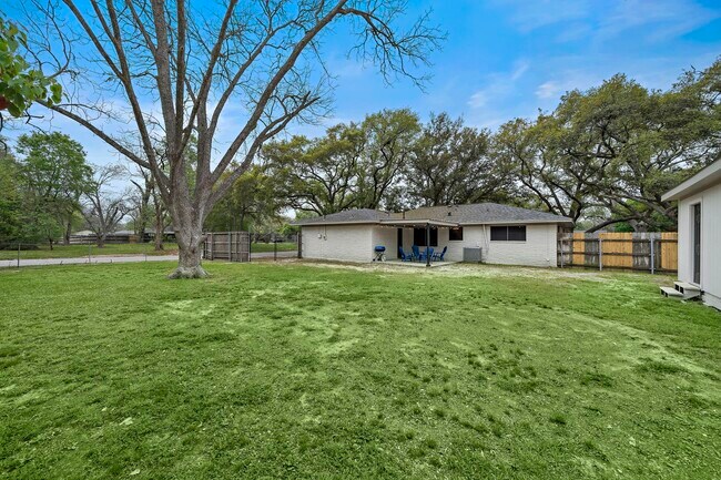 Building Photo - 1606 E Fayle Ave