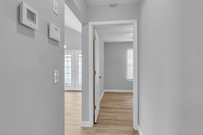 Building Photo - 525 Rushing St