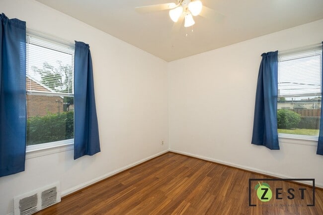 Building Photo - Amazing 3 Bedroom 1 Bathroom - $1,375.00