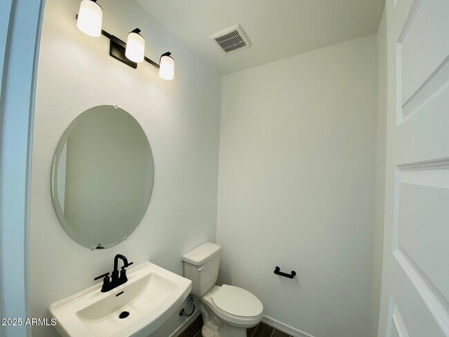 Building Photo - 9025 W Denton Ln