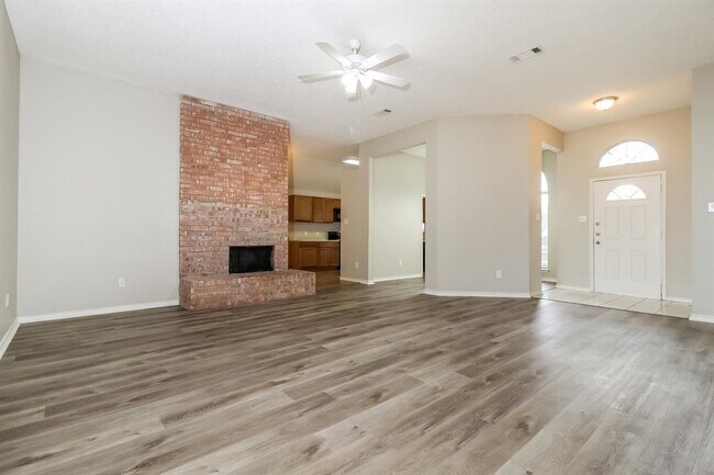 Building Photo - 2310 Summit Dr