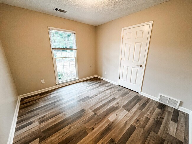 Building Photo - 3945 Windyke Dr