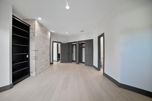 Building Photo - 2700 Marina Shores Dr