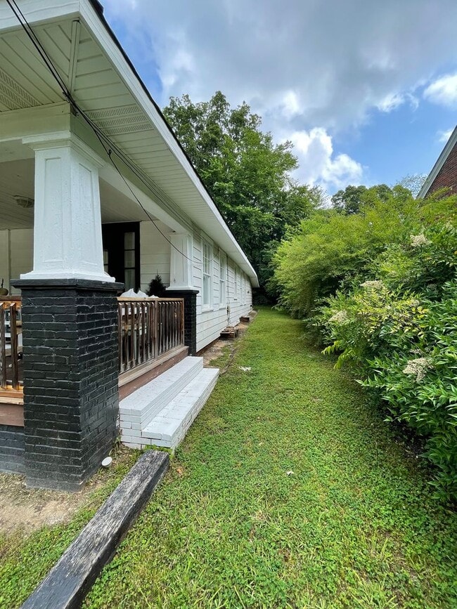 Building Photo - Nice 2/1 House in Old East Rome- $1,295