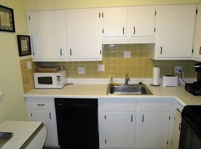 Building Photo - 12 Williamsburg Ct