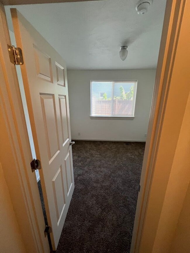 Building Photo - 4 Bedroom, 2 bathroom home located in Rive...