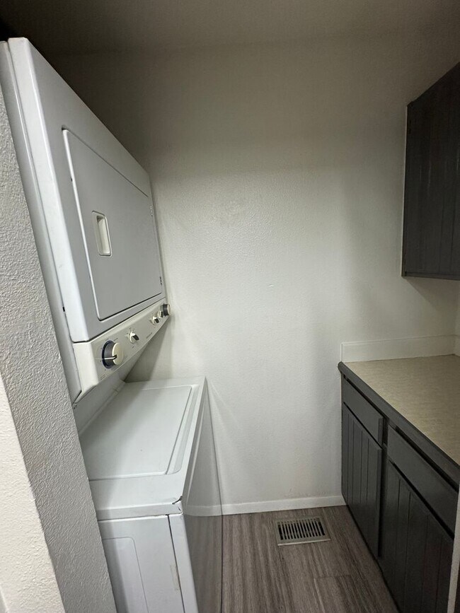 Building Photo - 7202 Foxridge Cir
