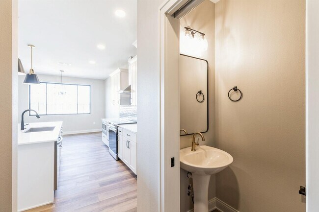 Building Photo - 2103 Lacey Dr