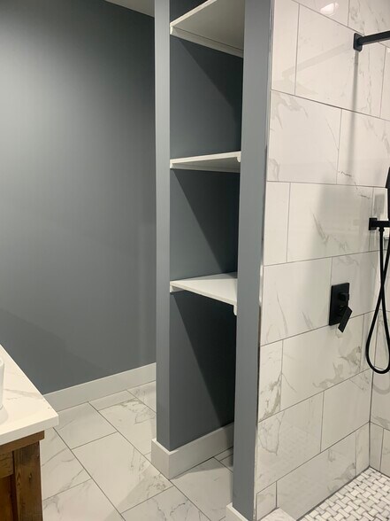 Master bathroom - 2532 W Montgomery Ave
