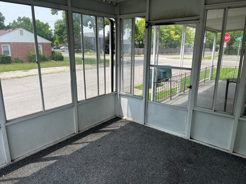 Building Photo - 927 W Bethel Ave