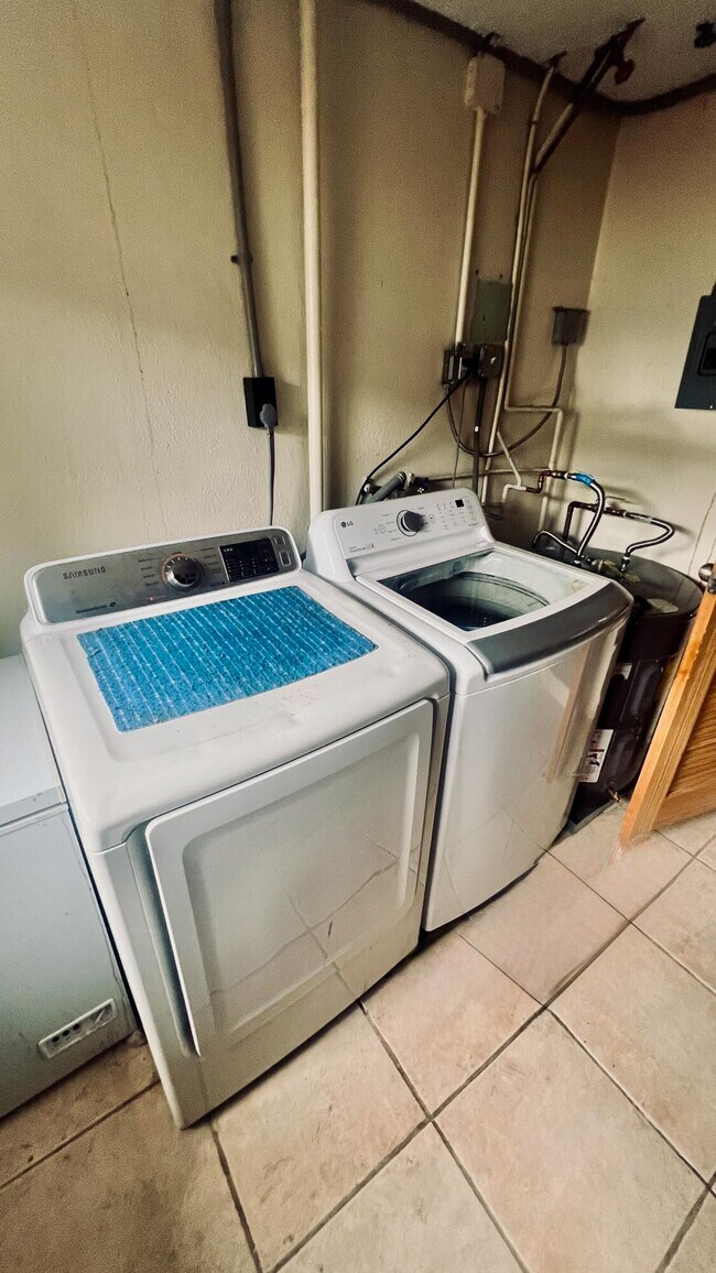 Building Photo - 2041 SW 23rd Ave