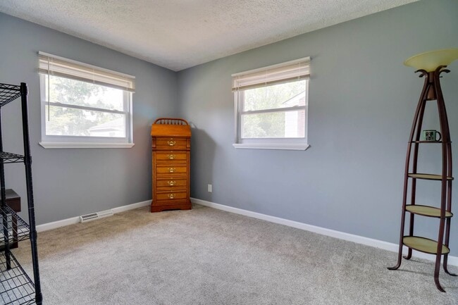 Building Photo - 2 bedroom 2 bath brick ranch