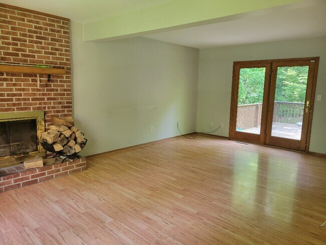 Building Photo - 585 Friendship Dr