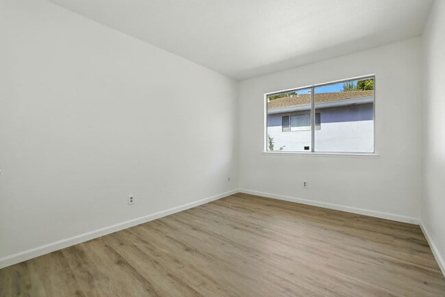 Building Photo - Gorgeous 2 Bed Condo in Foothill Farms