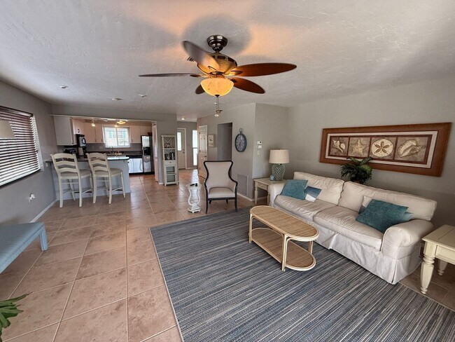 Building Photo - FT Myers Beach Amazing pool home