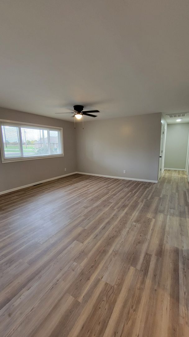 Building Photo - SPACIOUS NEWLY REMODELED 3 Bedroom | 1.5 B...
