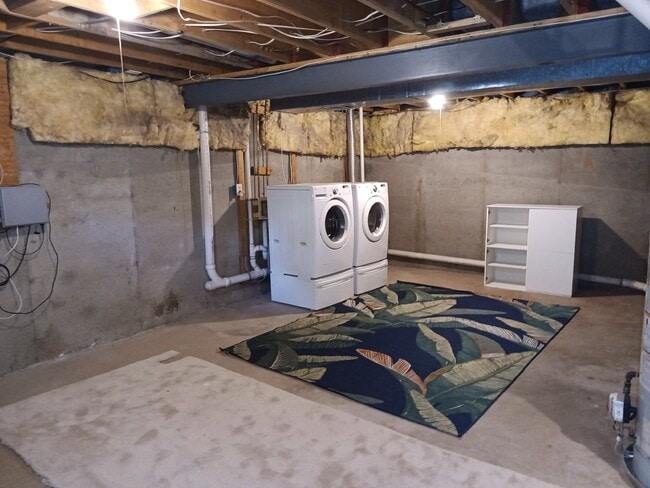 Building Photo - This charming 1,732-square-foot single-family home offers 3 bedrooms and 3 bathrooms, featuring a...