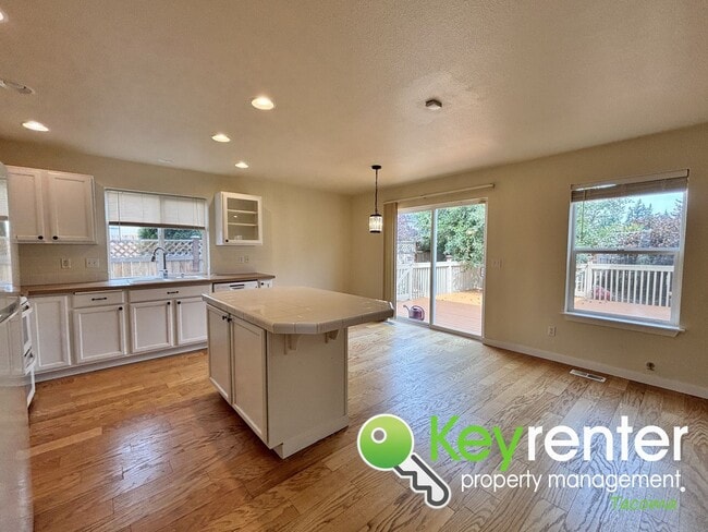 Building Photo - Newly Updated 5-Bedroom Home in Quiet Span...