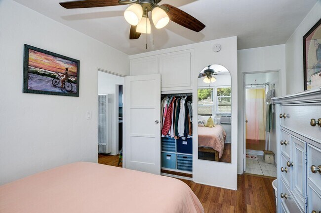 Building Photo - Upstairs One Bedroom Available in Talmadge!