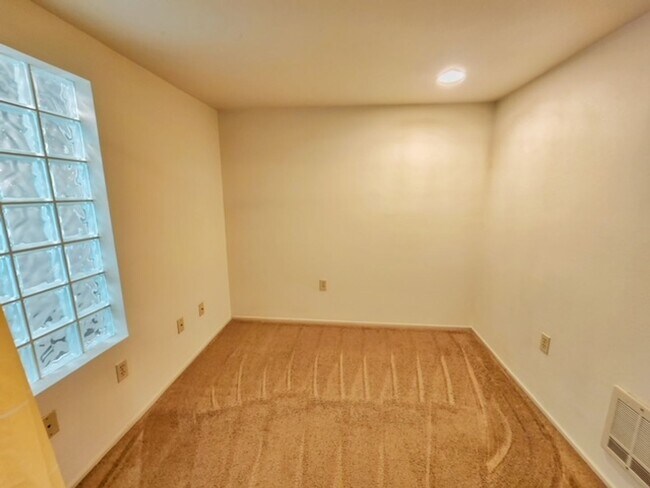 Building Photo - Spacious 1 Bed 1 Bath + Den Condo - Seattle