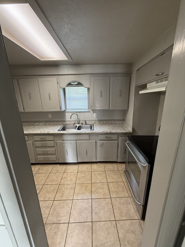 Building Photo - 109 N Draper Ave