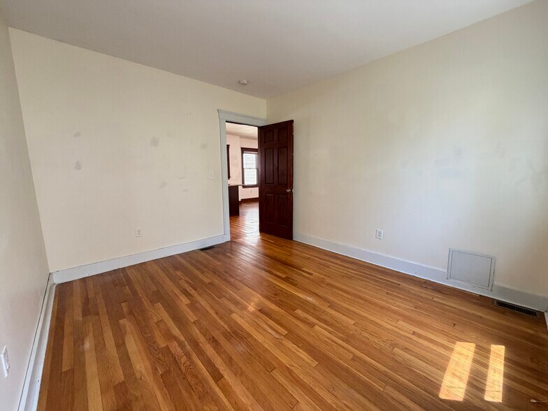 Building Photo - 38 Chipman St