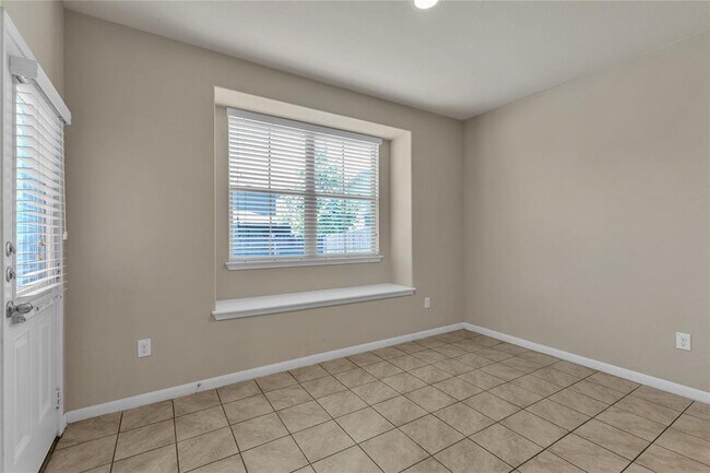 Building Photo - 2880 Donnell Dr