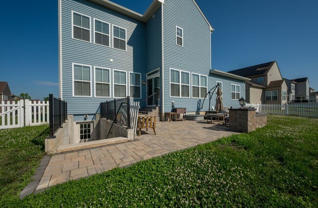 Building Photo - Large Family Home in Middletown, New and Upcoming area