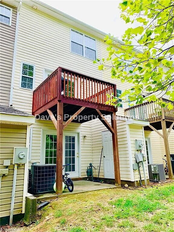 Building Photo - Beautiful and Spacious Townhome