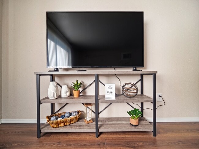 Building Photo - Clean and Cozy 2 bedroom condo with private parking