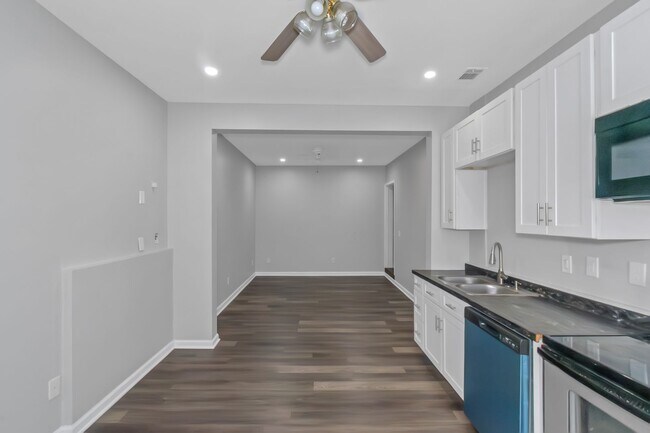 Building Photo - Spacious and inviting
