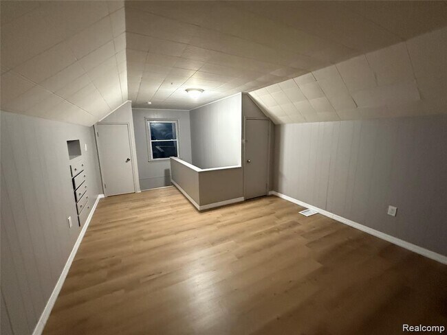 Building Photo - 20084 Greenview Ave