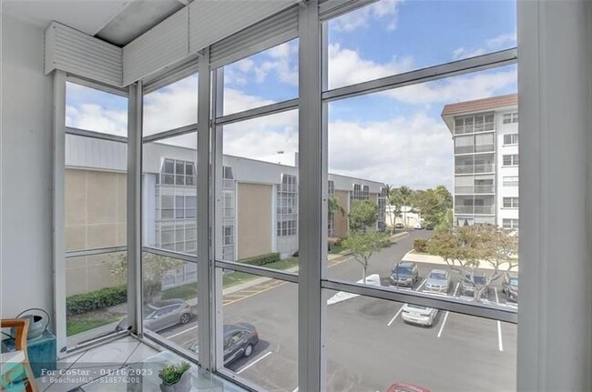 Building Photo - 3020 NE 16th Ave