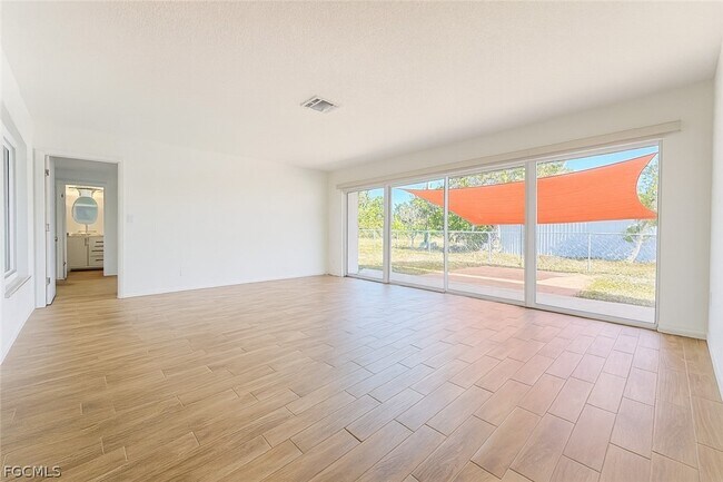 Building Photo - 1458 Alwynne Dr N