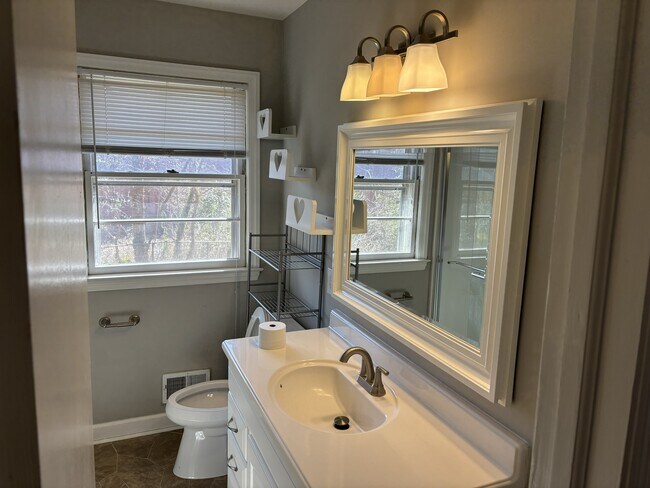 Building Photo - 1012 Powell Dr