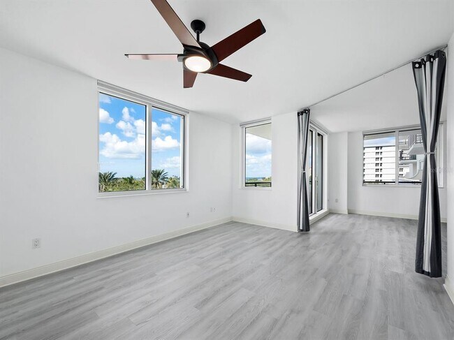 Building Photo - 800 N Tamiami Trl