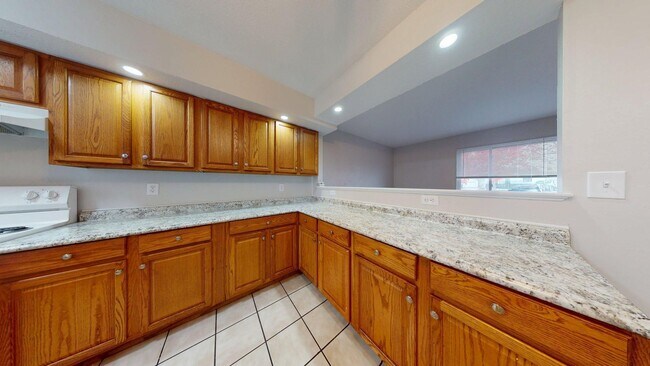 Building Photo - Elyria - updated 3 bed/1 bath townhouses for rent!