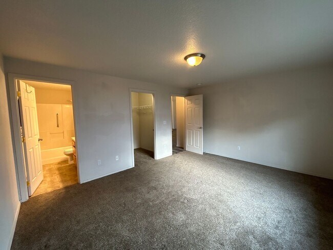 Building Photo - 3 Bedroom / 2 Bathroom Home in SE Madras