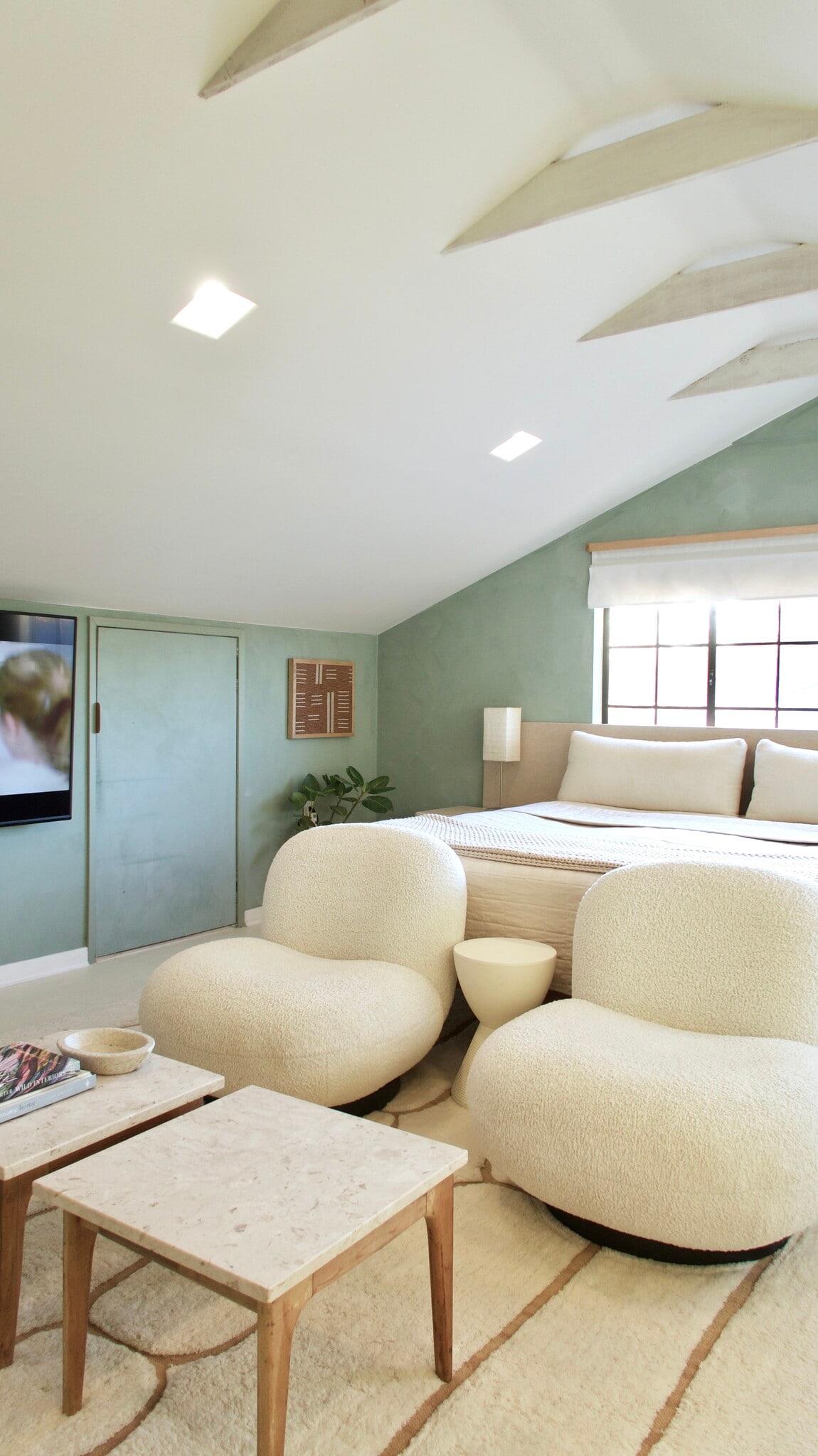 Building Photo - 329 E Mariposa Way