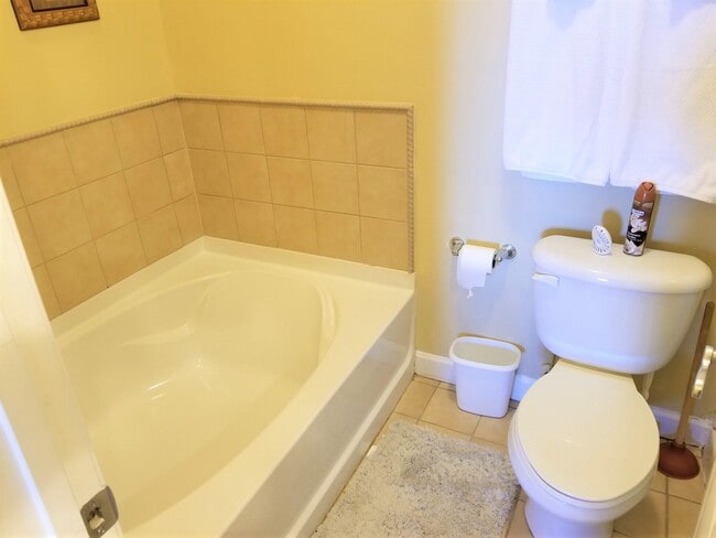 Building Photo - 615 Ballard Ln