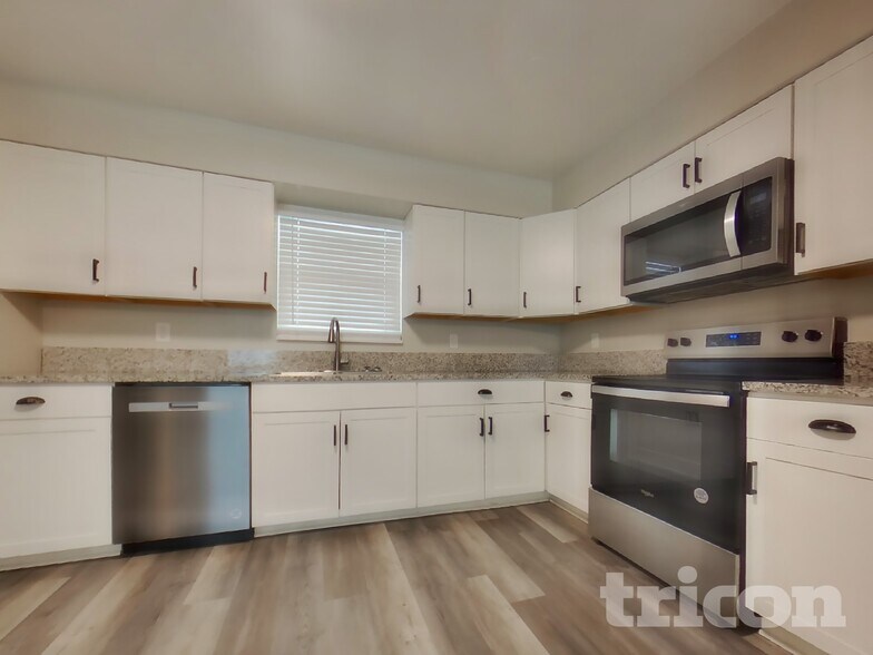 Building Photo - 243 E Bay Ave