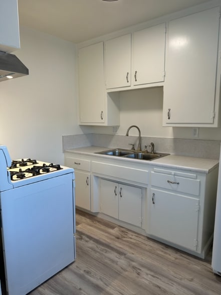 Building Photo - 96 N Oak Ave