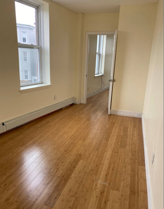Building Photo - Gorgeous 1.5 bed with great location in East Boston available 8/1/2026