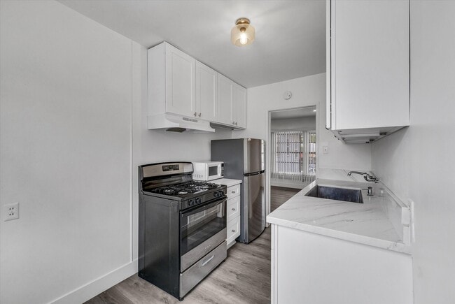 Kitchen - 122 Elm Ave