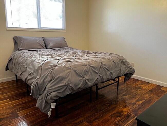 Building Photo - 925 Olympic Ave