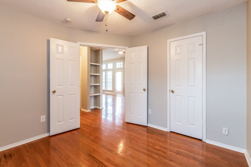 Building Photo - 1345 Overlook Dr